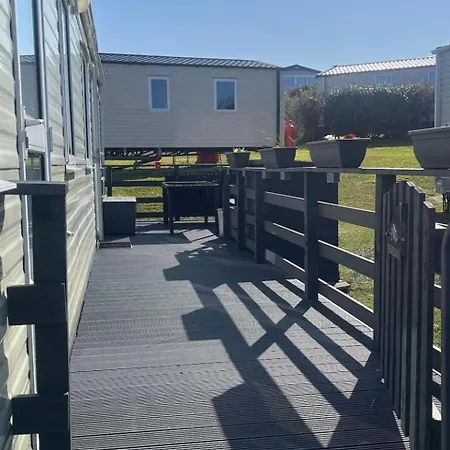 3 Bed - Sleeps 8 - Sea View - Pets - Parking