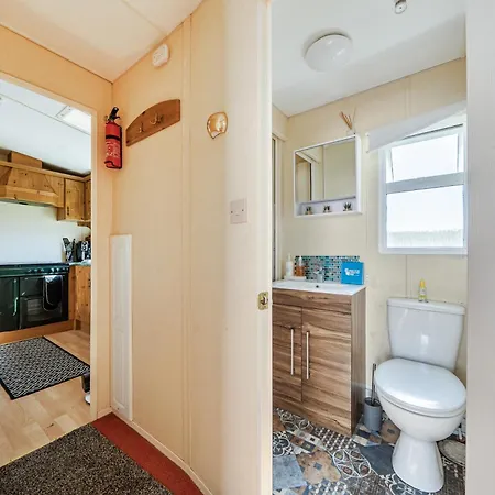 3 Bed - Sleeps 8 - Sea View - Pets - Parking