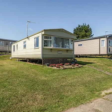 3 Bed - Sleeps 8 - Sea View - Pets - Parking *